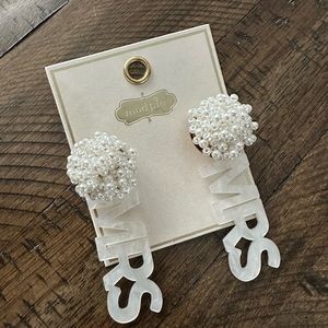 Mud pie Mrs. Pearl cluster earrings - barely worn!